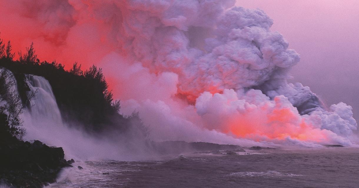 火山赤焰 喷薄入海 