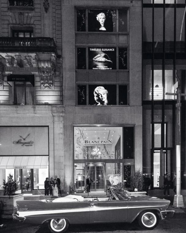  Открытие нью-йоркской выставки. Винтажный американский кабриолет для передачи атмосферы 1960-х годов.
