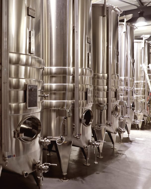 醸造所に並ぶ発酵槽。
