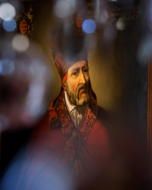 Папа Климент V, будучи выбранным понтификом,пожертвовал Церкви свой виноградник, который был переименован в «Пап Клеман» в его честь.
