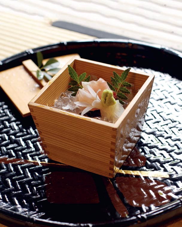 Auf Eis serviertes Karpfen-Sashimi.
