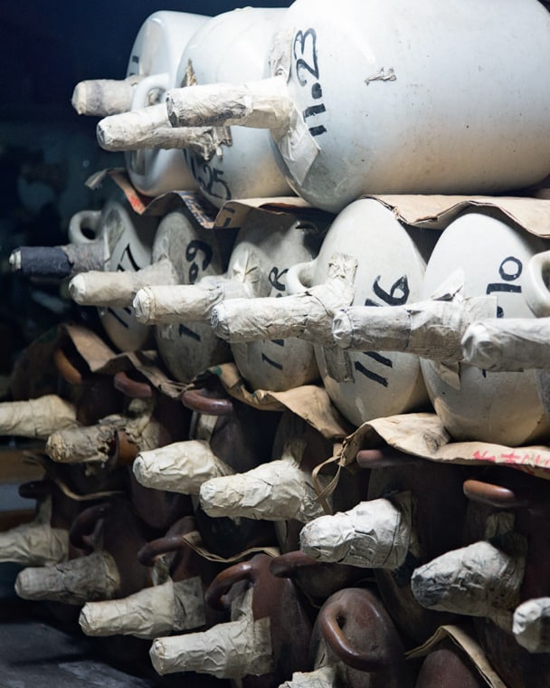 Des jarres en porcelaine, marquées par leur millésime, reposent dans l’entrepôt de Tsukino Katsura.
