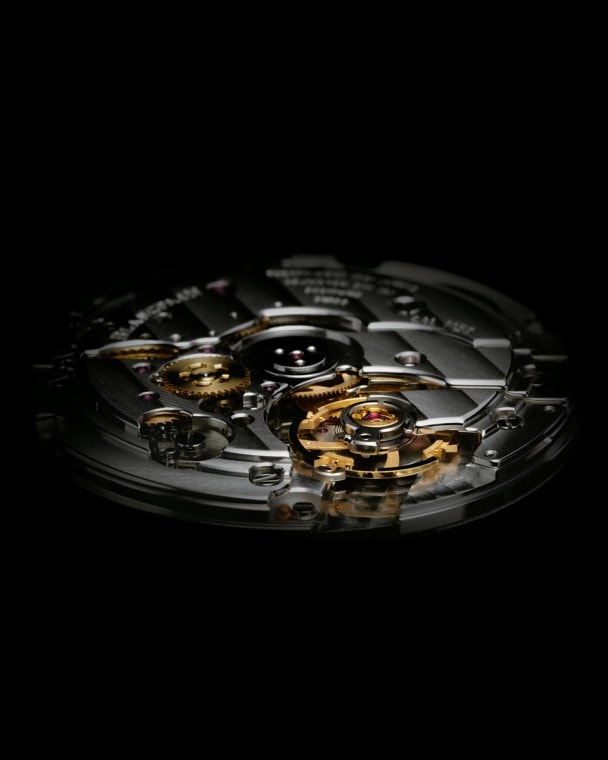 The women’s model is powered by the caliber 1150 fitted with an inertially regulated balance wheel.
