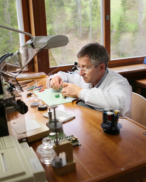 Serenity and concentration are the watchwords for the master-watchmaker in the tourbillon and carrousel workshop.
