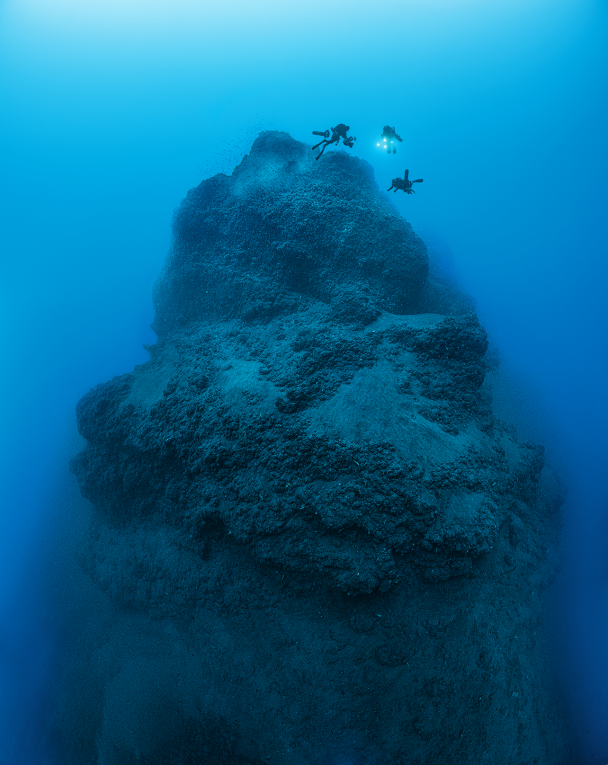 Sur les pentes sous-marines du Stromboli, cet énorme pinacle de roches volcaniques, situé entre 80 et 20 mètres de profondeur, est le fruit d’une éruption fulgurante d’une époque lointaine. Les laves pétrifiées qui le constituent sont si dures qu’elles ont résisté aux éruptions du cratère principal à 900 mètres d’altitude, qui engendrent pourtant des coulées régulières et même de puissants glissements de terrain.
