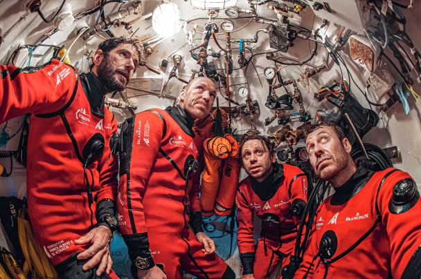 로랑 발레스타와 그의 팀은 지중해에 서 28일간 잠수하는 동안 피프티 패덤 즈 테크 곰베싸 프로토타입을 테스트 했습니다.
