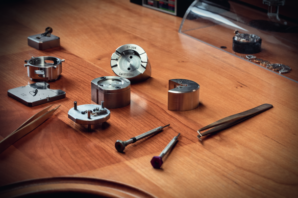 Eine Reihe einzigartiger Werkzeuge für verschiedene Operationen an Uhrwerken und Komponenten.
