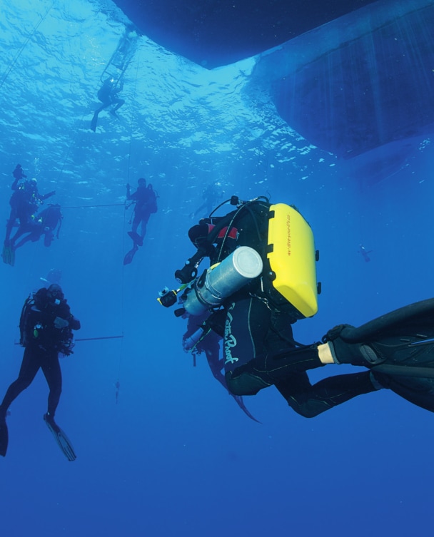 一次深潜活动后的减压阶段。 在水下6米处,潜水员用纯氧冲洗循环呼吸器以加速去除惰性气体。
