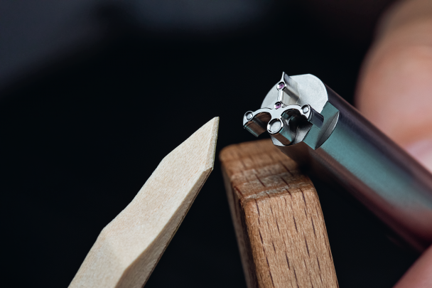 The specialized holder for finishing the upper bridge of a tourbillon carriage.
