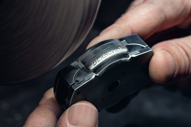 为Fifty Fathoms五十噚腕表表壳的侧面进行抛光是一项要求极高的操作,工匠需要具备极高的精准度与精湛的手工技艺方能在表耳和表壳主体之间打造出清晰的连接点。

