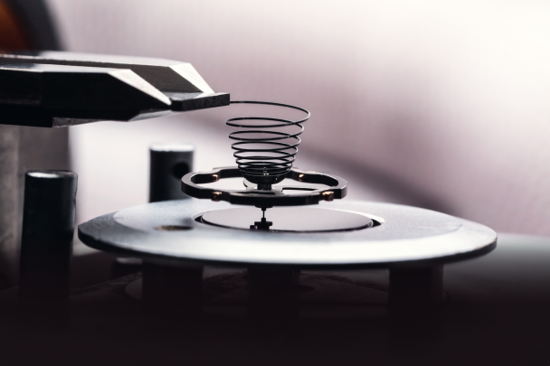 골드 조정나사와 실리콘 헤어스프링의 티타늄 밸런스 휠.
