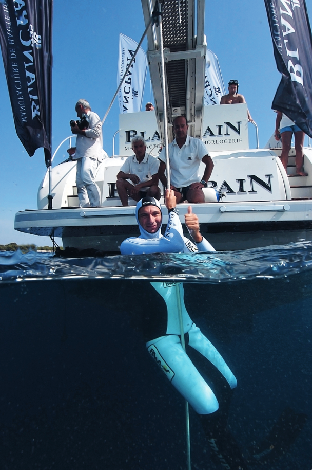 Uno de los momentos más destacados del lanzamiento de 2007: una inmersión a lo largo de la costa de Cannes (Francia), durante la cual Gianluca Genoni, campeón del mundo de apnea, recibió su Fifty Fathoms bajo el agua.
