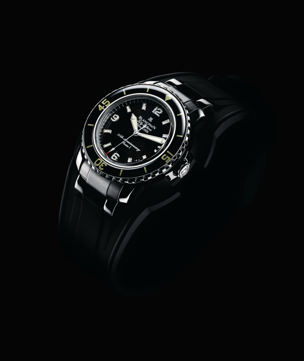 2003年的五十噚周年纪念腕表,搭配了一条金属表链以及一条潜水专用的大尺寸橡胶表带,并装备了弧形蓝宝石玻璃表圈。
