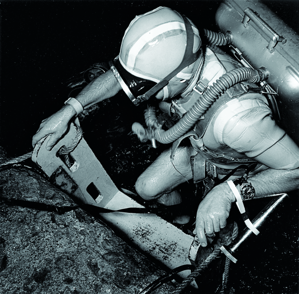 在第一批(意大利)军用潜水员将氧气循环呼吸器换用为压缩空气潜水设备后,潜水计时便成为潜水安全的重要组成部分。在此之前,防水腕表仅用于为军用任务计时,因为使用氧气循环呼吸器的潜水无需减压。法国海军是率先为国家潜水战队配备现代潜水腕表的组织——正如我们所知,这就是赫赫有名的五十噚腕表。
