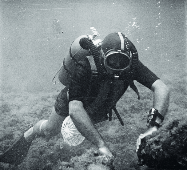 20世纪50年代,宝珀时任联合首席执行官让-雅克·费希特的一次潜水。
