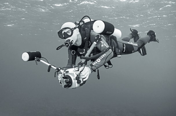 ゴンベッサ探査プロジェクトで潜水する現CEOマーク A. ハイエック。
