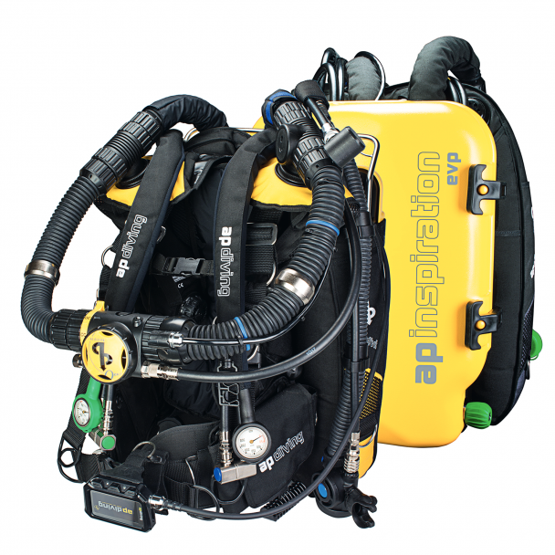 ダイバーは、肩の前と上に装着した呼吸バッグ(カウンターラングと呼ばれる)からの「通常の」空気をループ内で吸い、吐き出す(写真上)。
