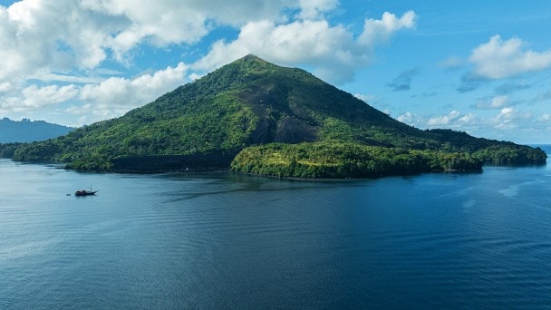 잔잔한 바다에 잠긴 반다섬을 내려 다보는 아피 화산. (사진: Bali Drone Production)