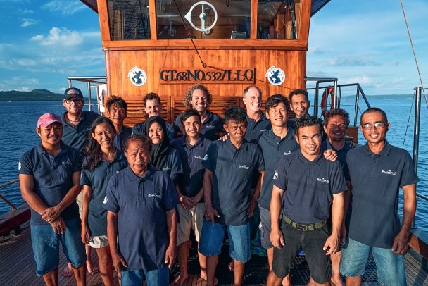 船员和科考队成员在30天内团结协作，满怀热情地在神秘的班达海域中穿梭探索。 (摄影:Bali Drone Production)