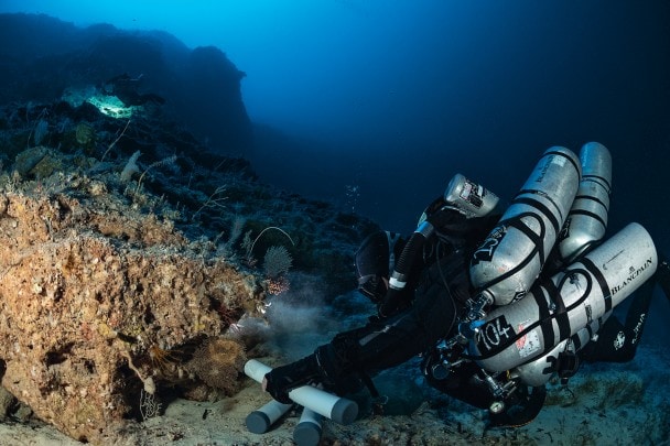 马克·克兰(Marc Crane) 在水下134米处收集海水样本。 &nbsp;&nbsp; &nbsp;