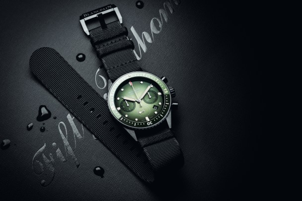 Eine Bathyscaphe Chronographe mit dem optionalen NATO-Armband.