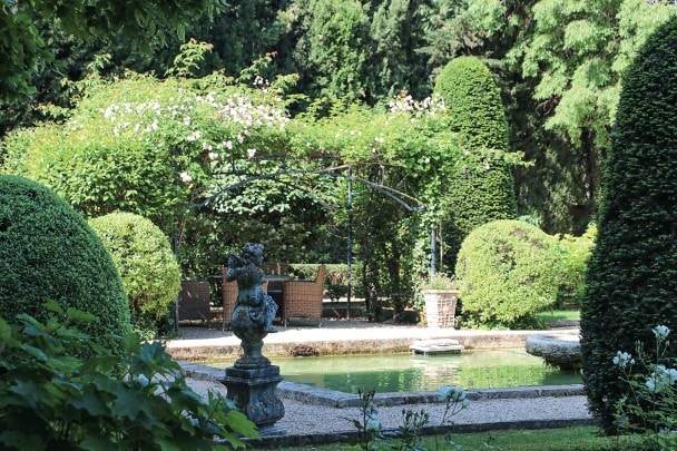L’un des nombreux coins paisibles des jardins de Baumanière.