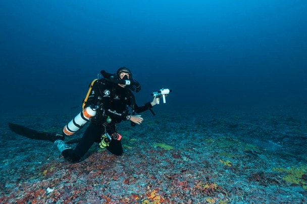 "双髻鲨高原"上携带循环 呼吸器的潜水员。