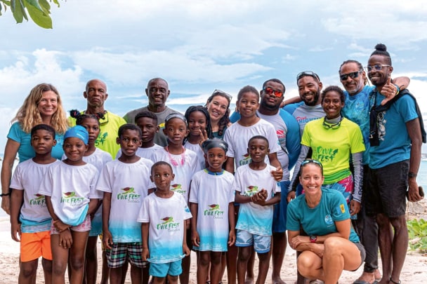 Inspiration zukünftiger Generationen von Meeresschützern für den Meerespark auf Barbados: Im Rahmen des Projekts Adopt the Blue auf Barbados arbeitet AWARE mit dem PADI-Tauchveranstalter Barbados Blue und der lokalen Regierung zusammen, um 500 jungen Einheimischen Schwimmkurse zu bieten.