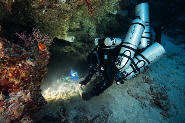 Marc Crane che raccoglie sedimenti a 106 metri di profondità nel 2022, affinché gli scienziati dell’Agenzia Nazionale per la Ricerca e l’Innovazione dell’Indonesia (BRIN) potessero analizzare la contaminazione da microplastiche.