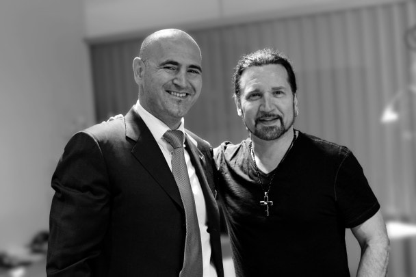 Un’amicizia di lunga data tra Marc A. Hayek e il musicista SUPERSTAR, Eric Singer, ha dato vita alla SECONDA MELODIA.