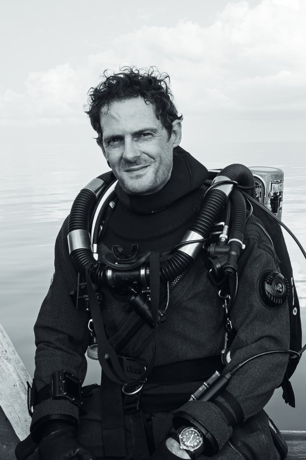 ALEXIS CHAPPUIS, biologo marino e leader delle spedizioni UNSEEN Considerato a lungo scomparso da 70 milioni di anni, l’elusivo “celacanto” o “Raja Laut” (“Re del Mare” nella lingua locale indonesiana) è tornato a farsi vedere, permettendo ad Alexis Chappuis e a UNSEEN Expeditions di portare le prime immagini di questa specie (Latimeria menadoensis) scattate da subacquei nel suo habitat naturale. Dopo il leggendario incontro di Laurent Ballesta con questa specie dell’Oceano Indiano occidentale, in Sudafrica nel 2013, questo nuovo capitolo, ancora una volta orgogliosamente sostenuto da Blancpain,ci ricorda che l’oceano resta in gran parte sconosciuto e che l’esplorazione è più importante che mai. La spedizione fa parte di uno sforzo collaborativo con partner scientifici internazionali e locali, incluse le università Pattimura (Ambon) e Udayana (Bali).