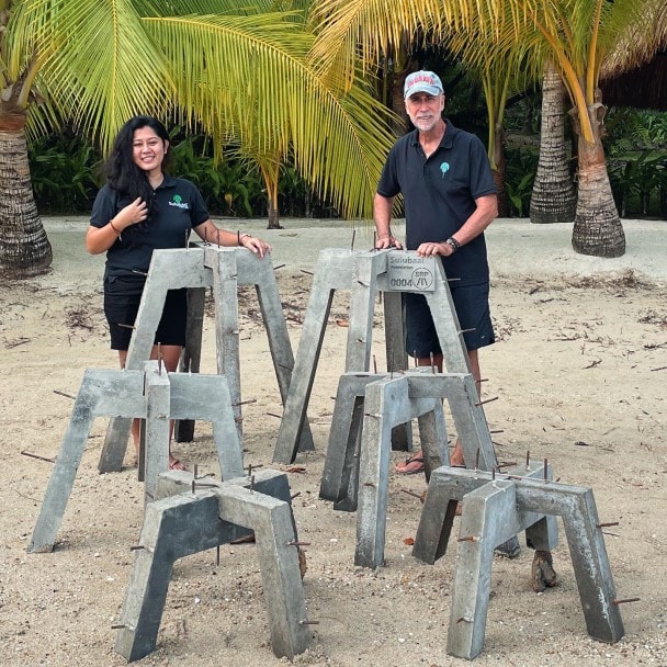 I Sulu-Reef-Prostheses (SRP) sono moduli di barriera corallina artificiale che offrono nuovi habitat per la vita marina e sono progettati e realizzati sull’isola.