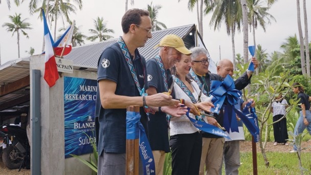 Da sinistra a destra: Gaël Nicolle, Blancpain Ocean Commitment Manager; Frédéric Tardieu, Presidente della Sulubaaï Environmental Foundation; Sua Eccellenza Marie Fontanel, Ambasciatrice di Francia nelle Filippine; On. Dennis M. Socrates, Governatore di Palawan; Christian Rodriguez, sindaco di Taytay.