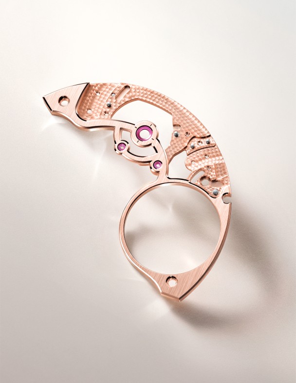 Il ponte del tourbillon. Si notino le finiture finemente applicate con cura alla sezione completamente nascosta alla vista una volta assemblato l’orologio.