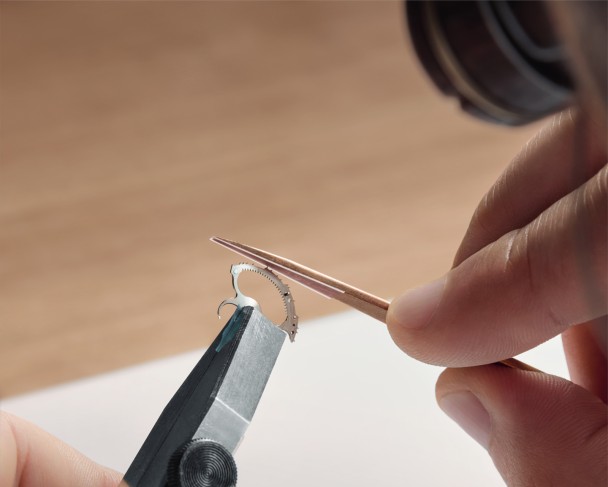 Regolazioni dei denti della pièce des quarts, dell’ordine dei micron, sono effettuate dall’orologiaio per mettere a punto la cadenza della sonnerie.