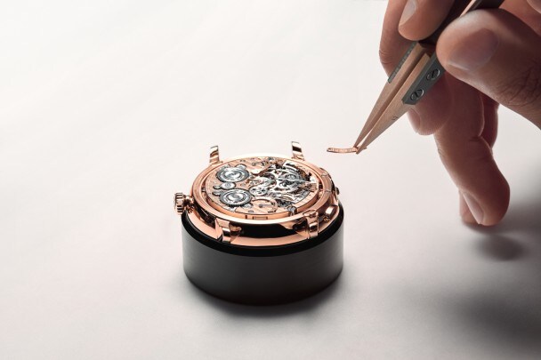 Un tocco finale. L’inserto che reca la firma Blancpain sul lato visibile e quella dell’orologiaio sul lato posteriore.