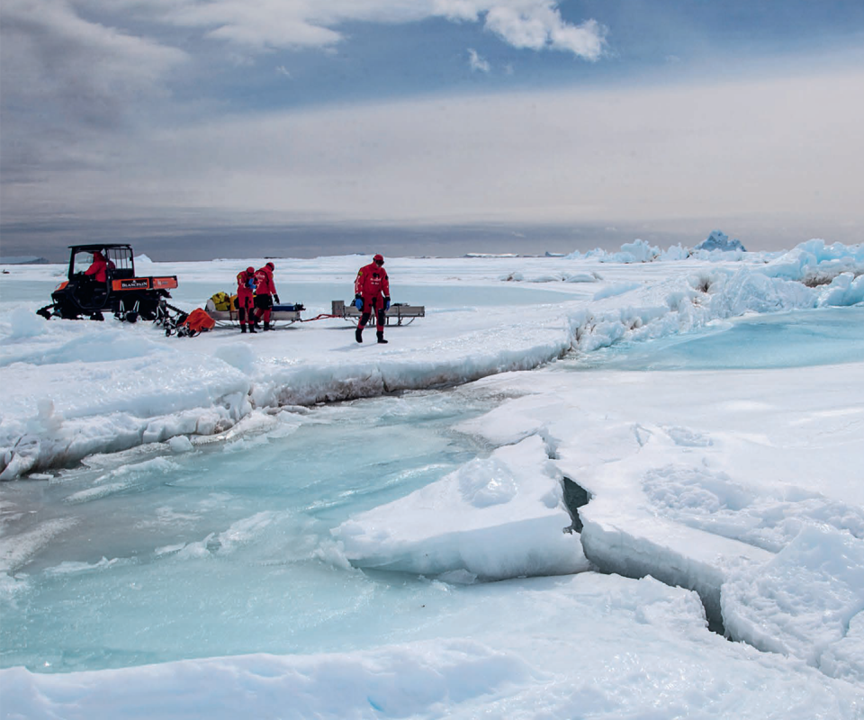 Трещина в плавучей льдине вблизи острова Дент.
