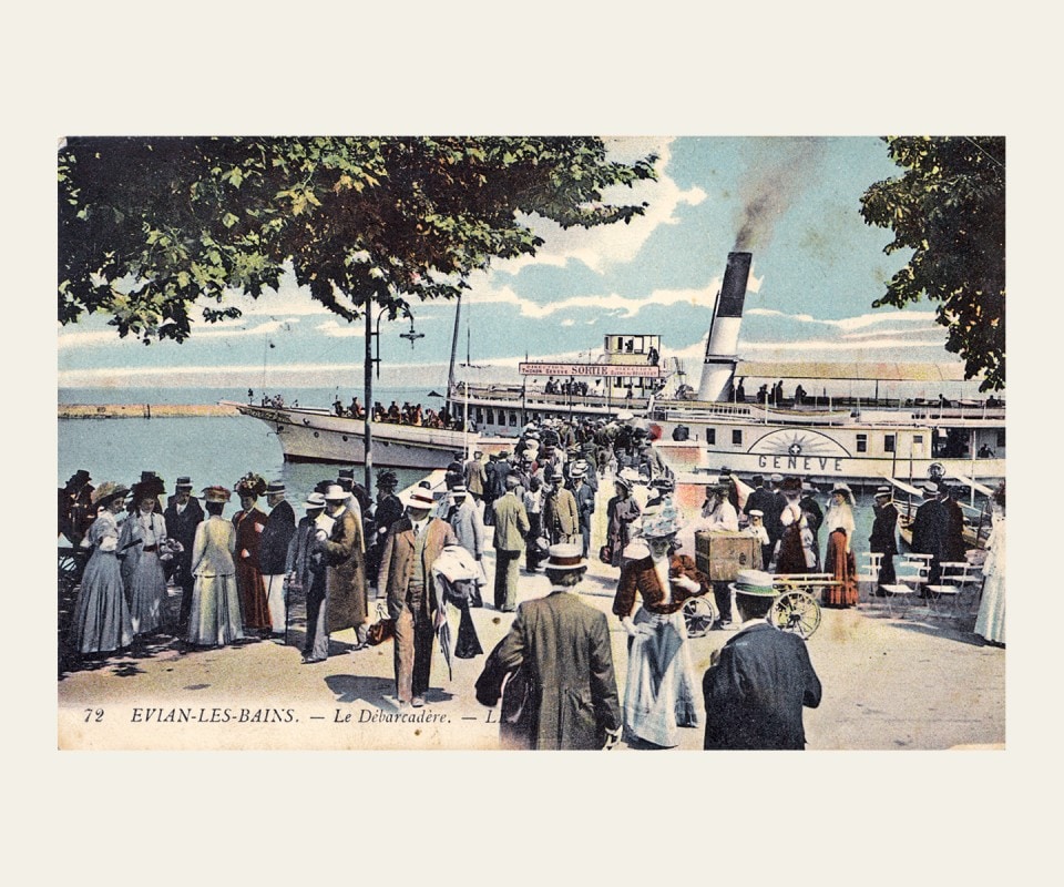 Boarding for Thonon, Nyon and Geneva aboard the two-deck steamboat&nbsp;Genève&nbsp;(built in 1896 and decommissioned in 1974) at the port of Evian-les-Bains one summer day in 1908. Postcard enhanced with artificial colors published by Levy &amp; Neurdein Réunis. Collection Patrimoine du Léman – Didier Zuchuat.
