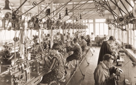 Rechte Seite, oben: Die Werkstatt für die Herstellung von Hemmungen in Le Locle um&nbsp;1925, die 1932 Teil der Fabriques&nbsp;d‘Assortiments Réunies (FAR) wurde.