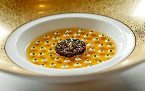 Caviar en surprise sur araignée de mer et une infusion de corail anisée.
