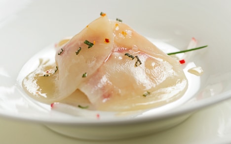 Unten: Le homard aux fines lamelles de daïkon en aigredoux au romarin.
