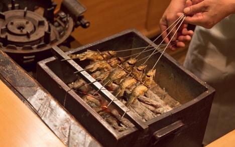 用备长碳烤制的香鱼。
