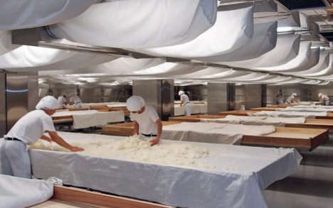 La mezcla&nbsp;de arroz y moho se remueve para asegurar una distribución uniforme.
