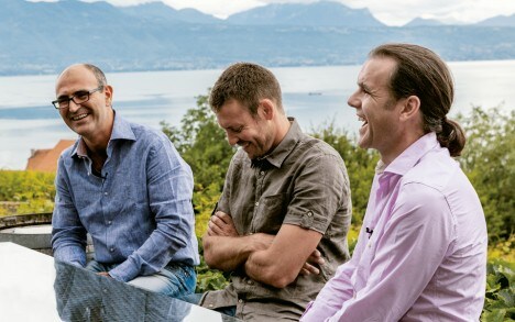 Die Wissenschaftler kommen zusammen: Marc A. Hayek begrüßt Laurent Ballesta und Dr. Enric Sala hoch über dem Genfer See.
