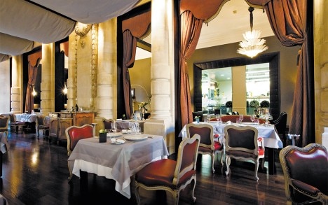 Основной зал ресторана, из окон которого открывается вид на Женевское озеро и горы, в глубине зала можно увидеть открытую кухню.&nbsp;
