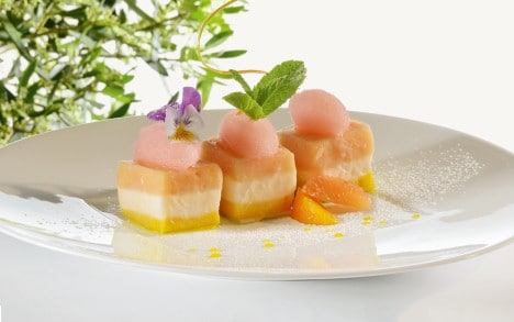 阿马尔菲柑橘冰淇淋三重奏 配柑橘鲭鱼片佐玫瑰香槟。
