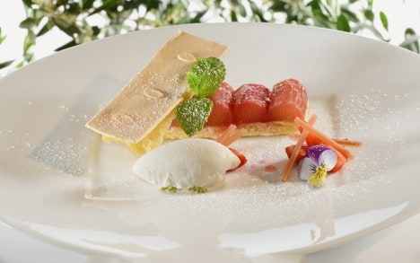 Allumettes glacées à la rhubarbe et fraises Gariguette, sorbet au yogourt à la grecque.
