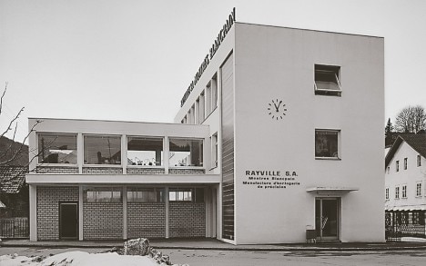El taller de Villeret hacia 1963. El nombre Rayville fue utilizado por Blancpain durante varios años tras la muerte del último miembro de la familia Blancpain que trabajaba activamente en el negocio. La ley suiza exigía el cambio.
