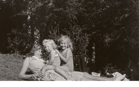 Betty con un giovane Jean-Jacques e sua sorella, Nicole.

