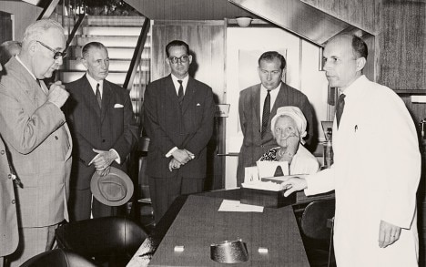 1965年，贝蒂和让·雅克共同出席日 内瓦Les Ambassadeurs精品店的开幕典礼。
